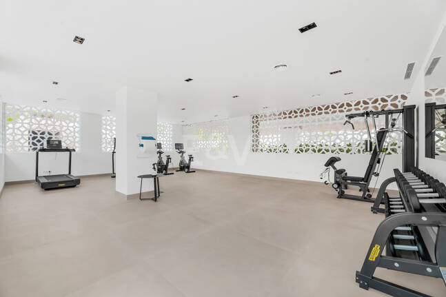 Villaähnliches Triplex mit Privatem Garten und Meerblick an Marbellas Goldener Meile