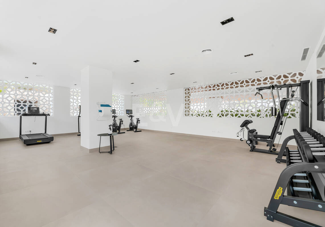 Triplex estilo Villa jardín privado y vistas al mar en la Milla de Oro de Marbella