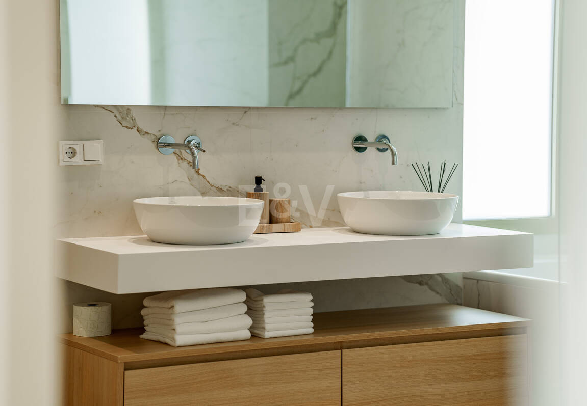 Villaähnliches Triplex mit Privatem Garten und Meerblick an Marbellas Goldener Meile