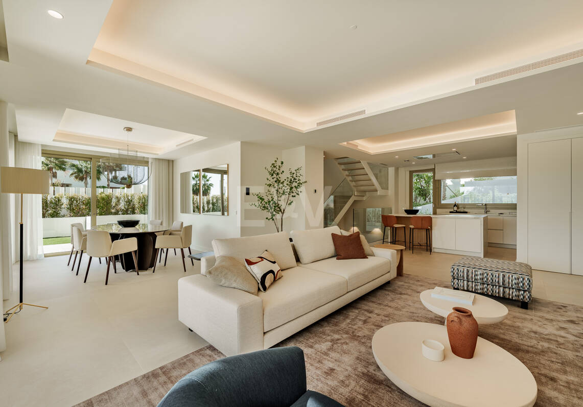 Triplex estilo Villa jardín privado y vistas al mar en la Milla de Oro de Marbella