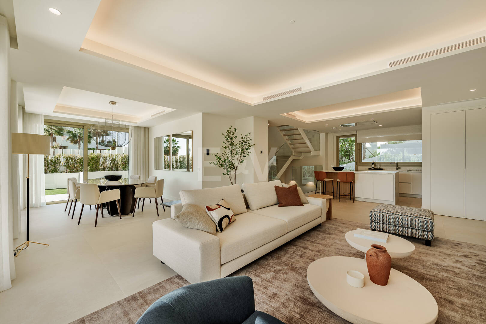 Villaähnliches Triplex mit Privatem Garten und Meerblick an Marbellas Goldener Meile