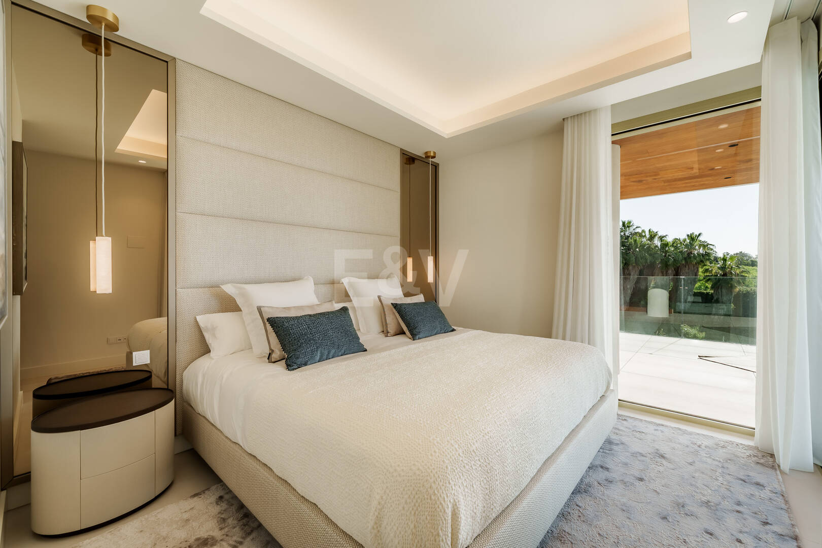 Villaähnliches Triplex mit Privatem Garten und Meerblick an Marbellas Goldener Meile