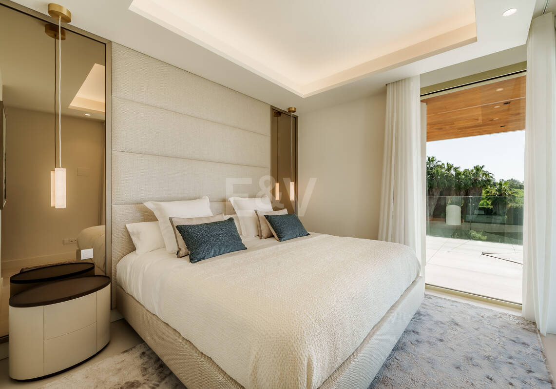 Triplex estilo Villa jardín privado y vistas al mar en la Milla de Oro de Marbella