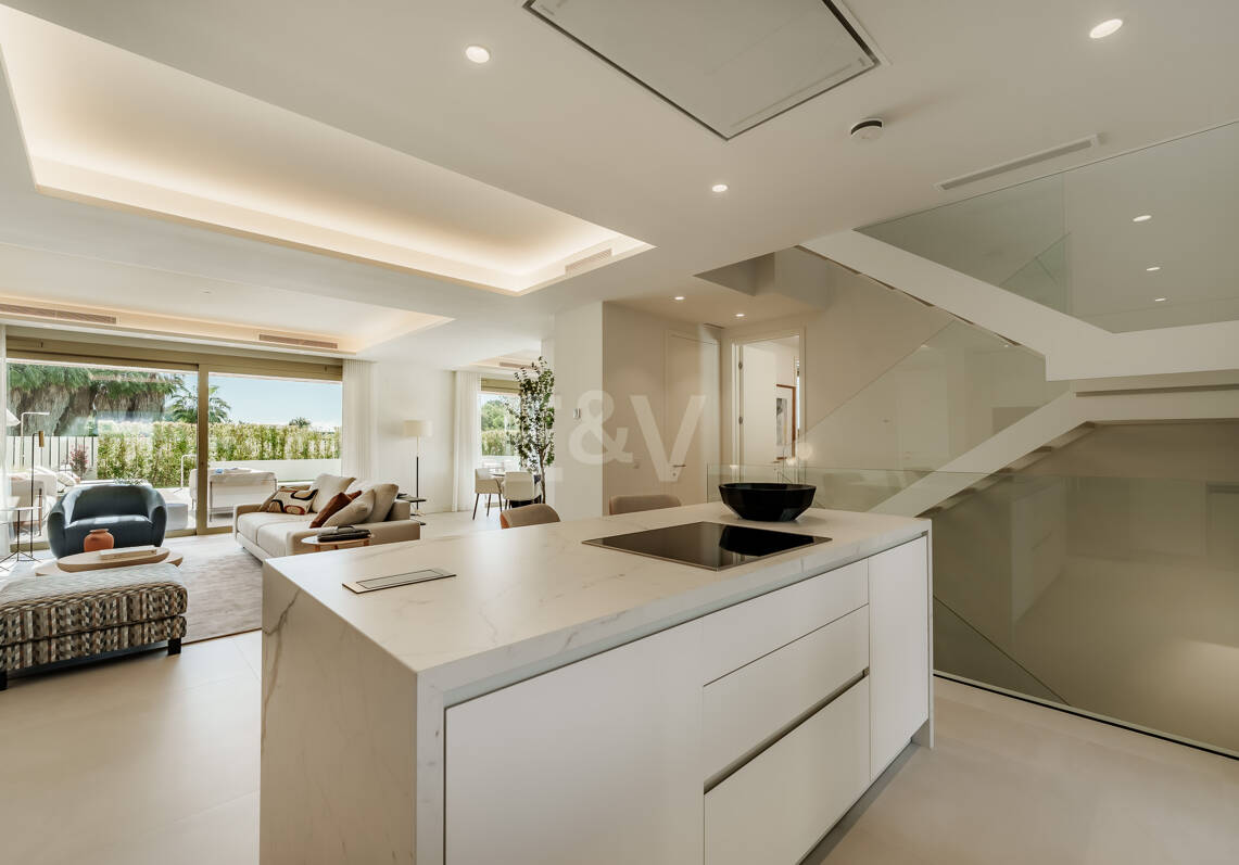 Triplex estilo Villa jardín privado y vistas al mar en la Milla de Oro de Marbella