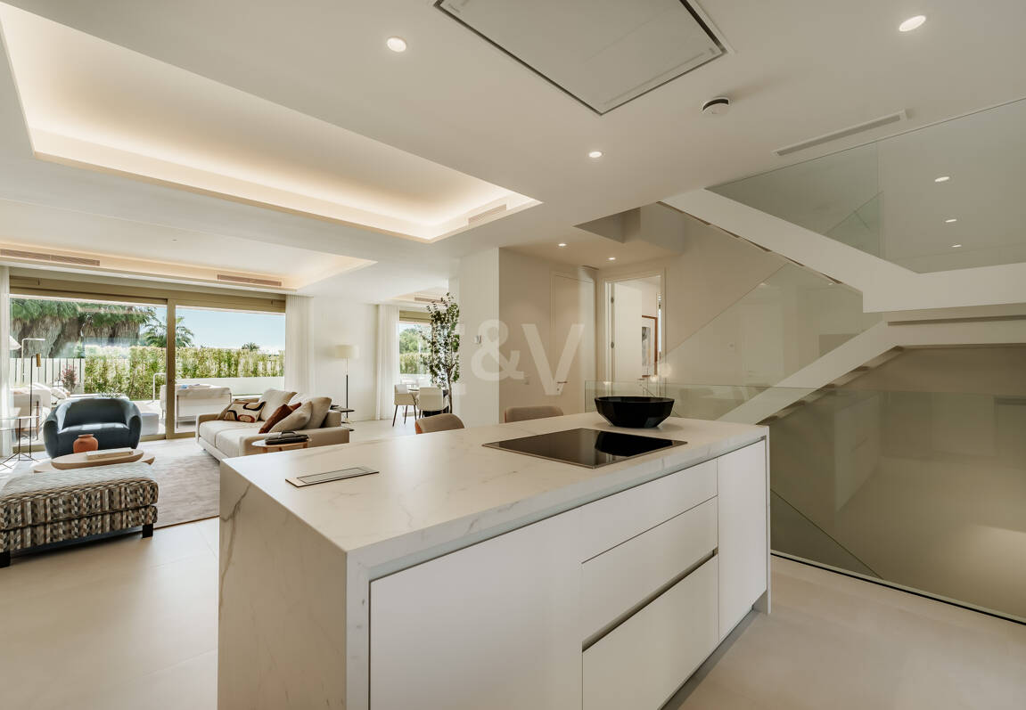 Villaähnliches Triplex mit Privatem Garten und Meerblick an Marbellas Goldener Meile