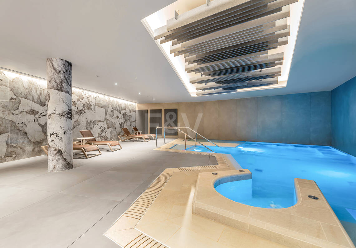 Triplex estilo Villa jardín privado y vistas al mar en la Milla de Oro de Marbella