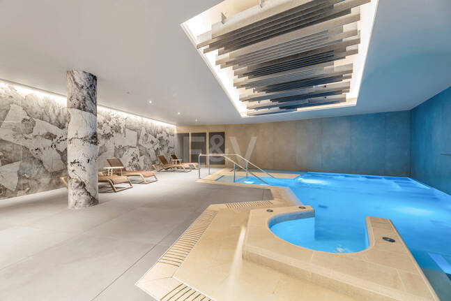 Villaähnliches Triplex mit Privatem Garten und Meerblick an Marbellas Goldener Meile