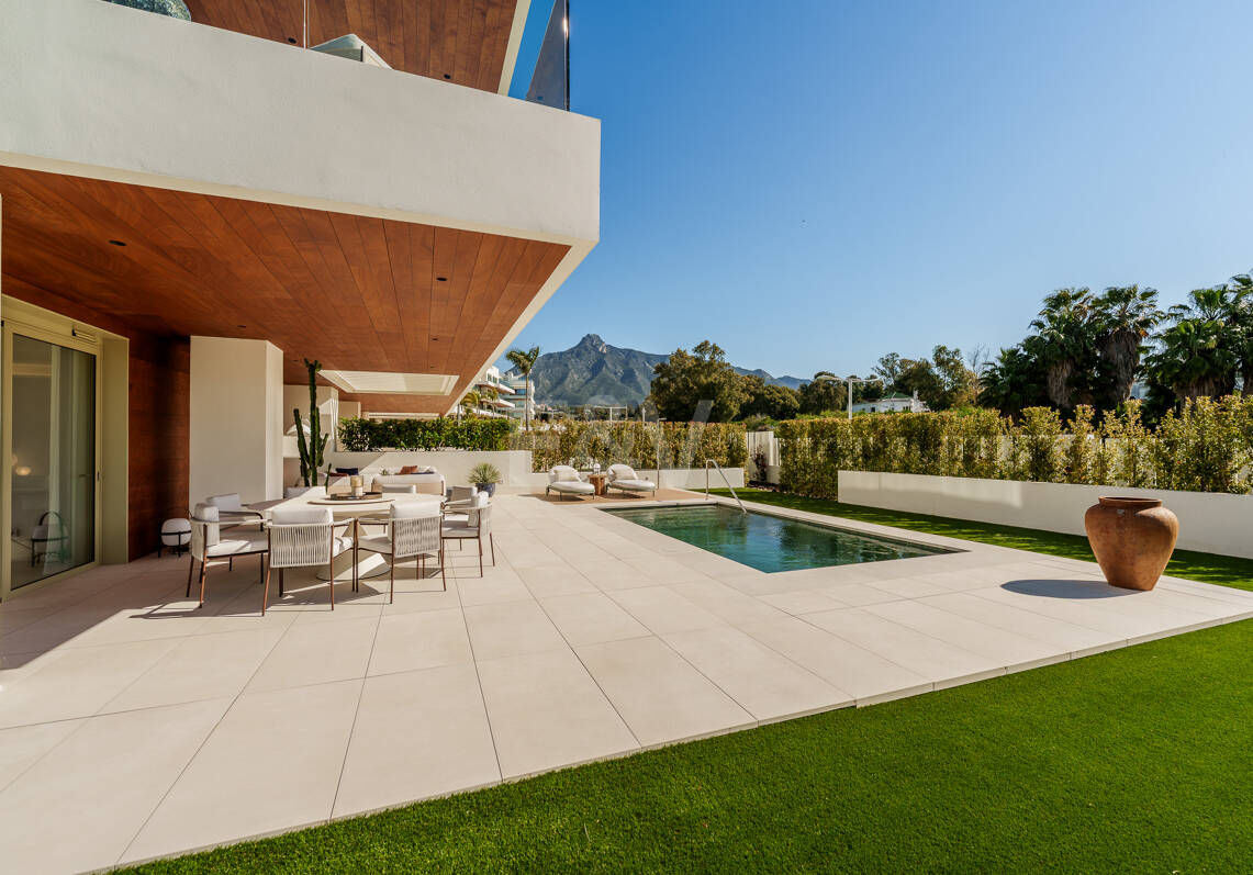 Triplex estilo Villa jardín privado y vistas al mar en la Milla de Oro de Marbella