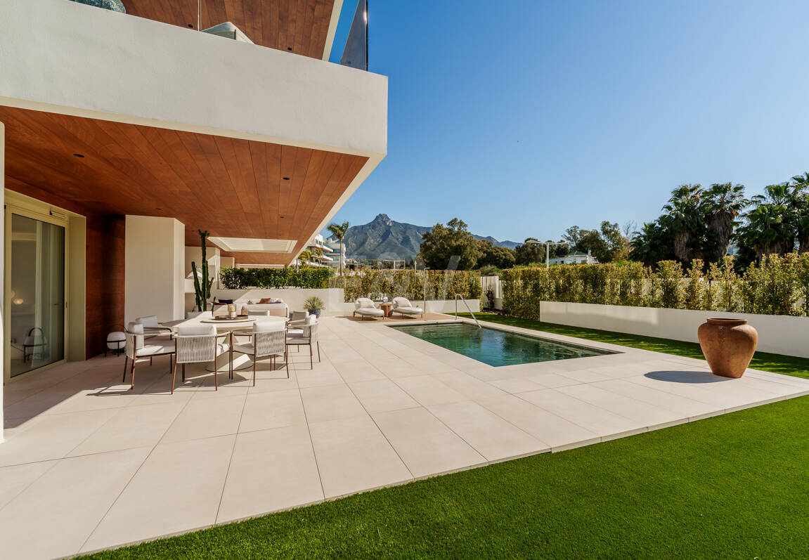 Villaähnliches Triplex mit Privatem Garten und Meerblick an Marbellas Goldener Meile