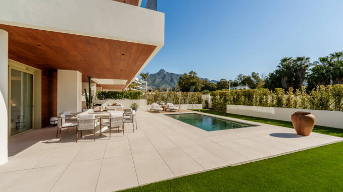 Villa-Style Triplex with Private Garden and Sea Views on Marbella’s Golden Mile