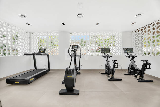 Villaähnliches Triplex mit Privatem Garten und Meerblick an Marbellas Goldener Meile