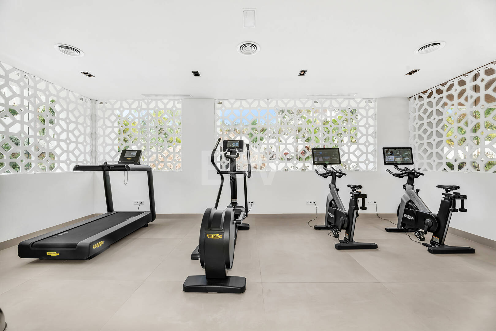 Villaähnliches Triplex mit Privatem Garten und Meerblick an Marbellas Goldener Meile