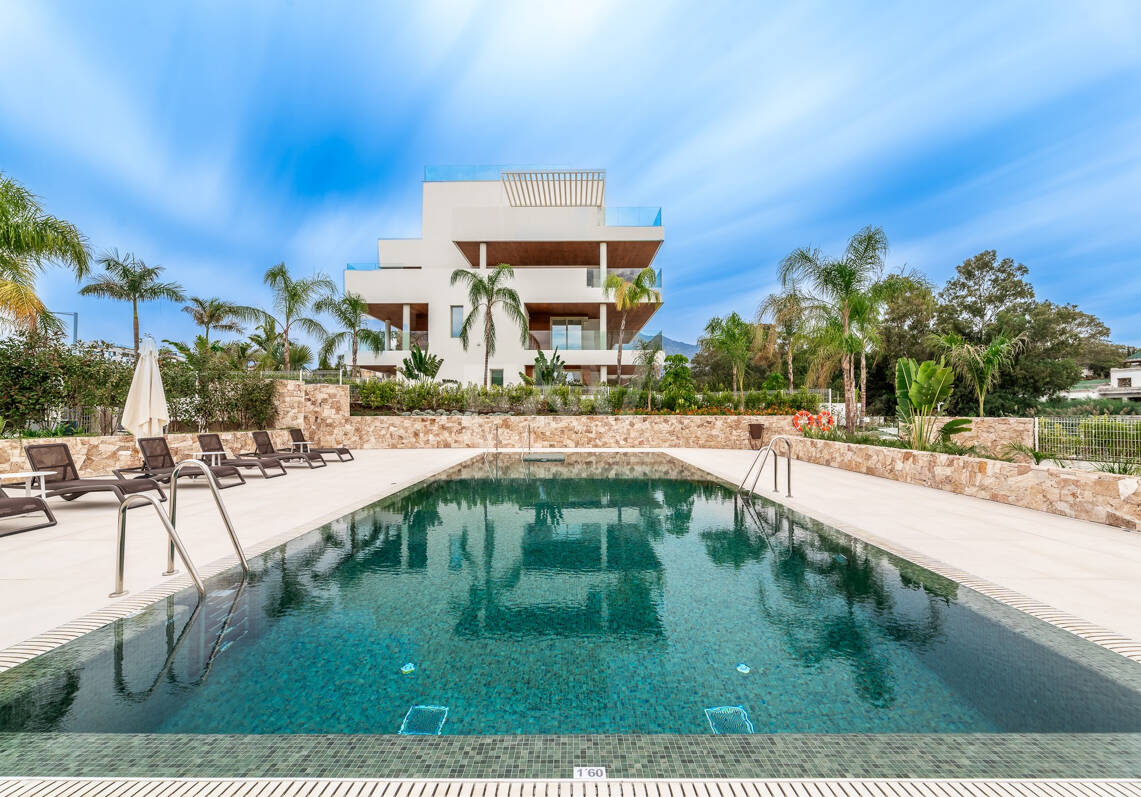 Triplex estilo Villa jardín privado y vistas al mar en la Milla de Oro de Marbella
