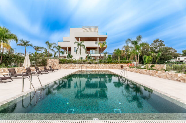 Villaähnliches Triplex mit Privatem Garten und Meerblick an Marbellas Goldener Meile