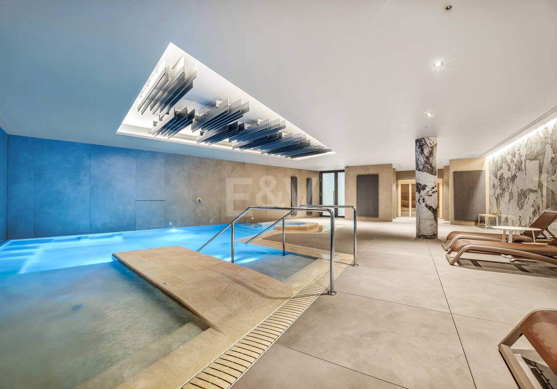 Triplex estilo Villa jardín privado y vistas al mar en la Milla de Oro de Marbella