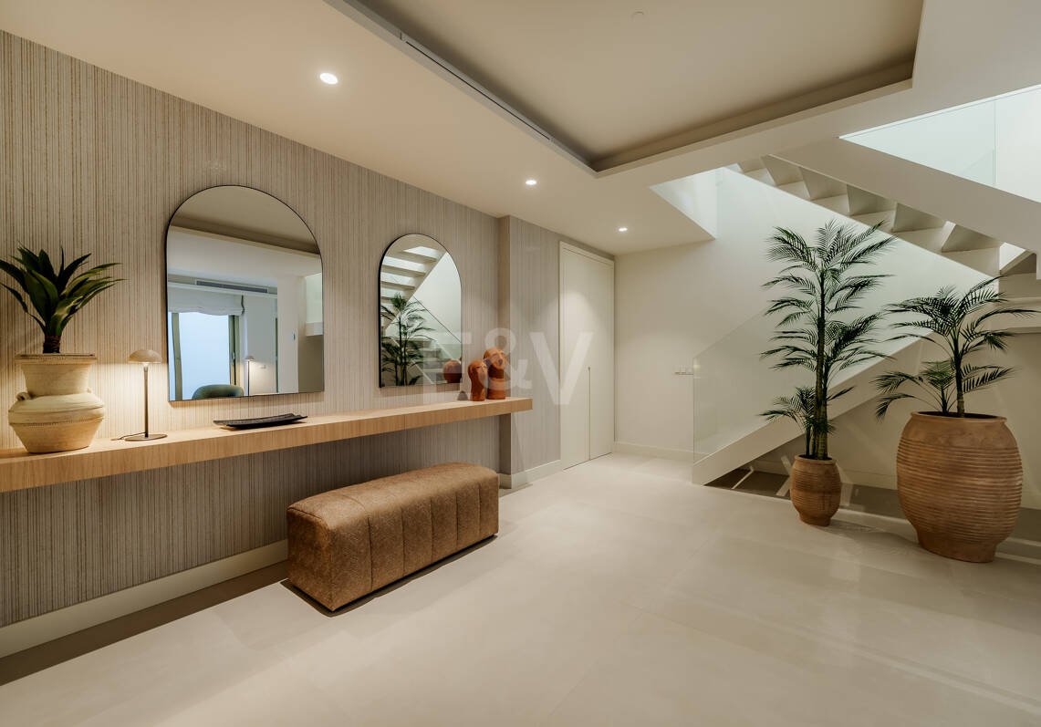 Triplex estilo Villa jardín privado y vistas al mar en la Milla de Oro de Marbella