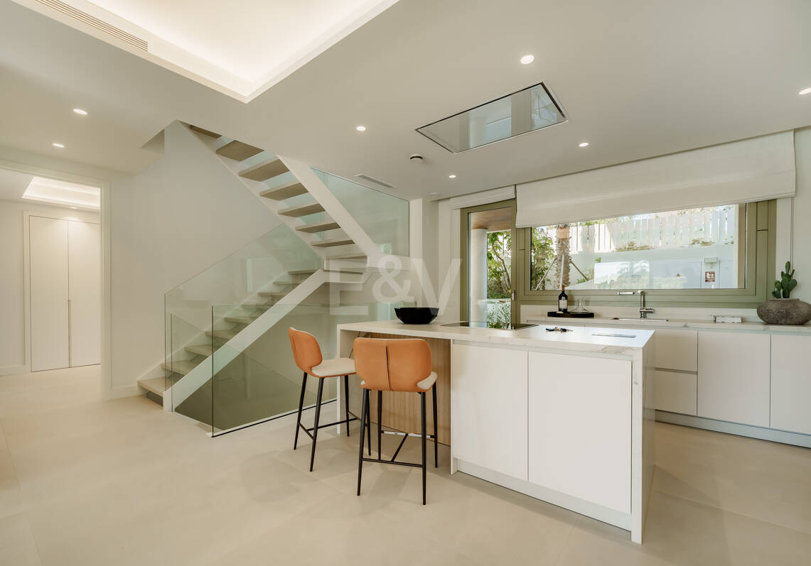 Triplex estilo Villa jardín privado y vistas al mar en la Milla de Oro de Marbella