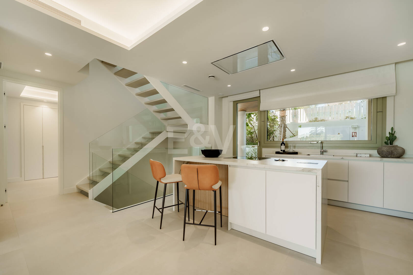 Villaähnliches Triplex mit Privatem Garten und Meerblick an Marbellas Goldener Meile