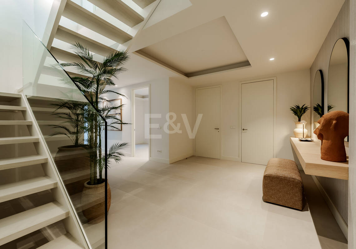 Triplex estilo Villa jardín privado y vistas al mar en la Milla de Oro de Marbella