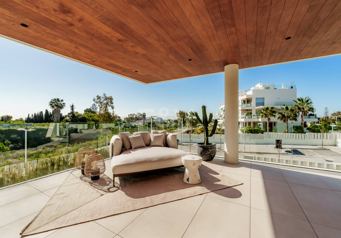 Triplex estilo Villa jardín privado y vistas al mar en la Milla de Oro de Marbella