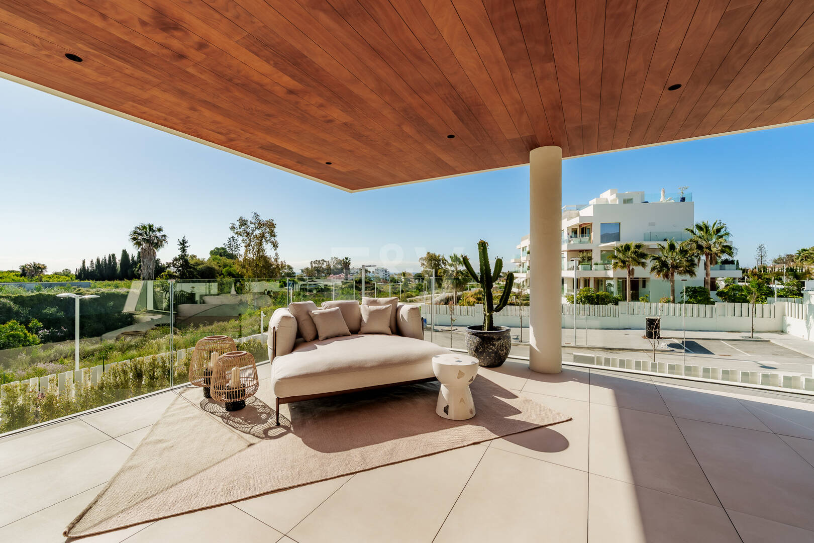 Villaähnliches Triplex mit Privatem Garten und Meerblick an Marbellas Goldener Meile