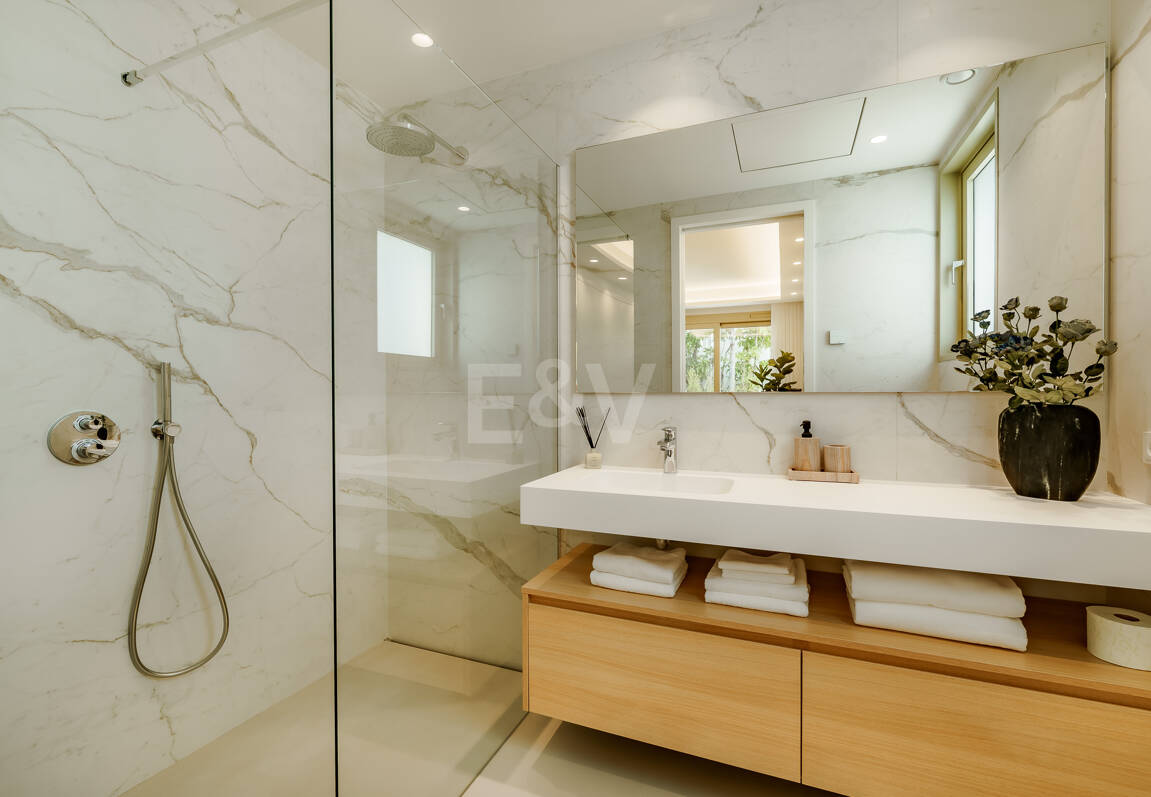 Villaähnliches Triplex mit Privatem Garten und Meerblick an Marbellas Goldener Meile