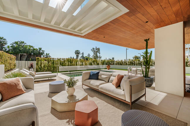 Villaähnliches Triplex mit Privatem Garten und Meerblick an Marbellas Goldener Meile