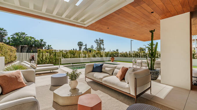 Villa-Style Triplex med privat trädgård och havsutsikt på Marbellas Golden Mile