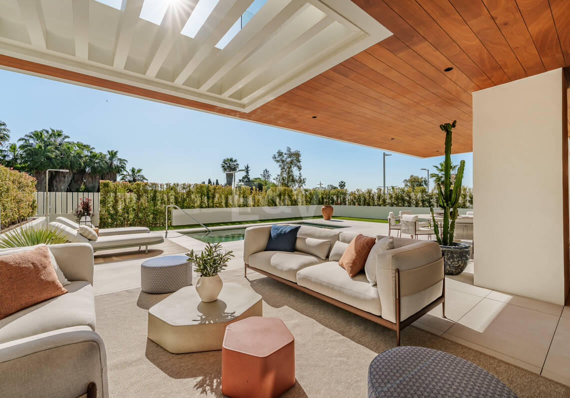 Triplex estilo Villa jardín privado y vistas al mar en la Milla de Oro de Marbella