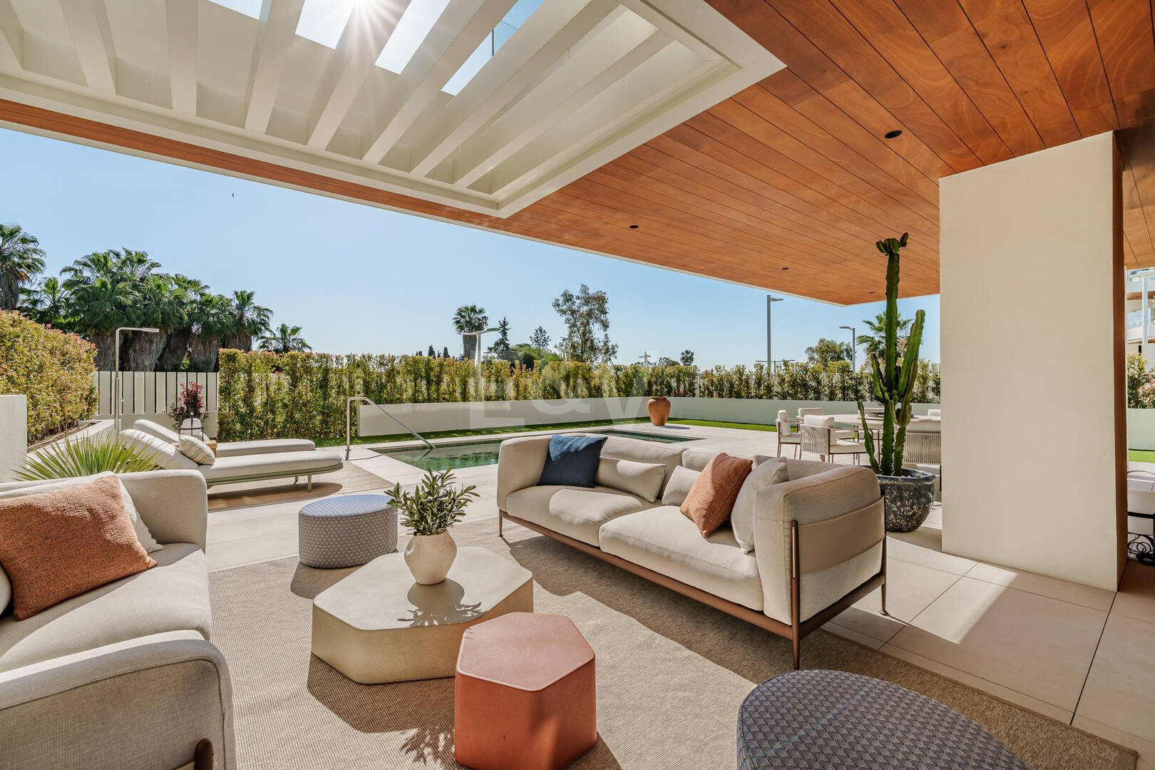 Villaähnliches Triplex mit Privatem Garten und Meerblick an Marbellas Goldener Meile