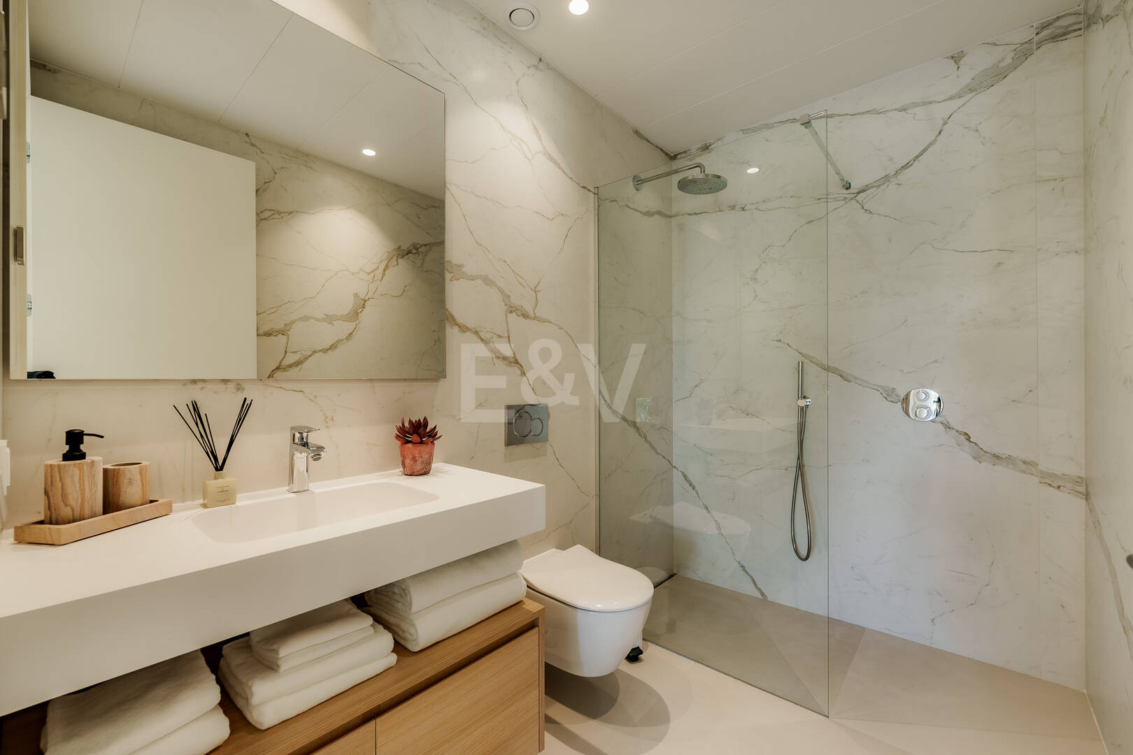 Villaähnliches Triplex mit Privatem Garten und Meerblick an Marbellas Goldener Meile