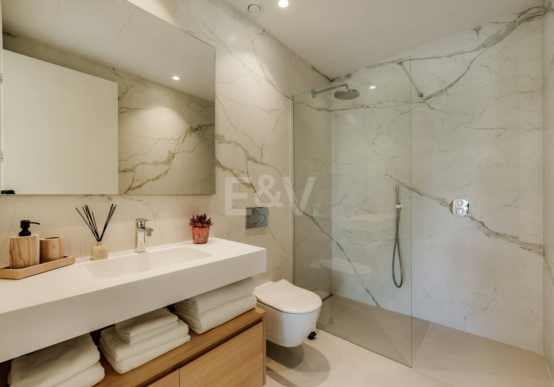 Triplex estilo Villa jardín privado y vistas al mar en la Milla de Oro de Marbella