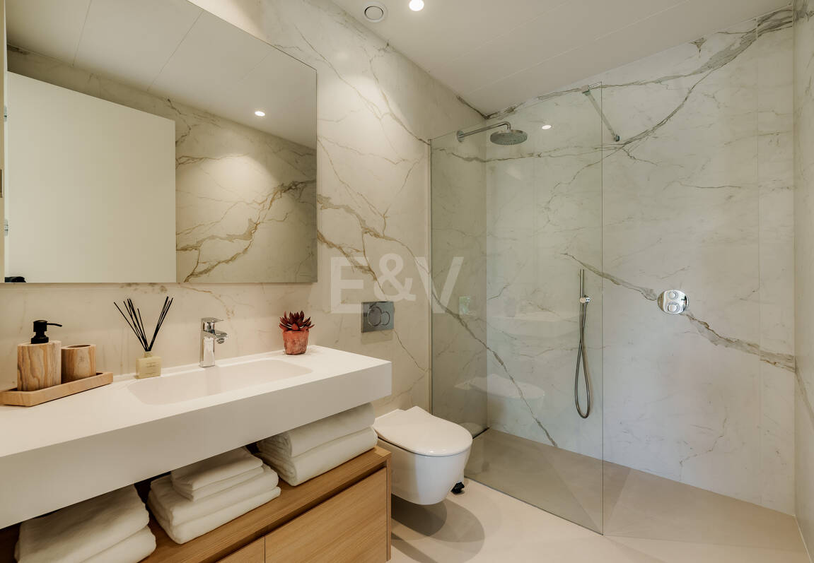 Villaähnliches Triplex mit Privatem Garten und Meerblick an Marbellas Goldener Meile