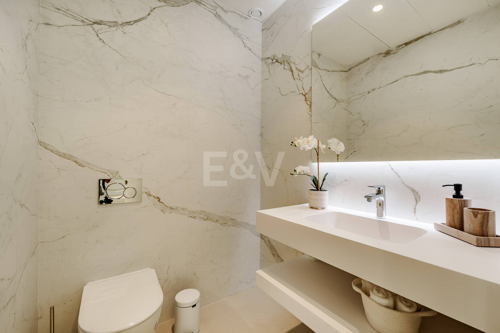 Villaähnliches Triplex mit Privatem Garten und Meerblick an Marbellas Goldener Meile