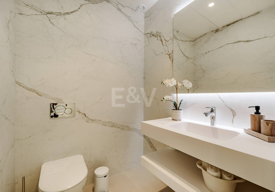 Triplex estilo Villa jardín privado y vistas al mar en la Milla de Oro de Marbella