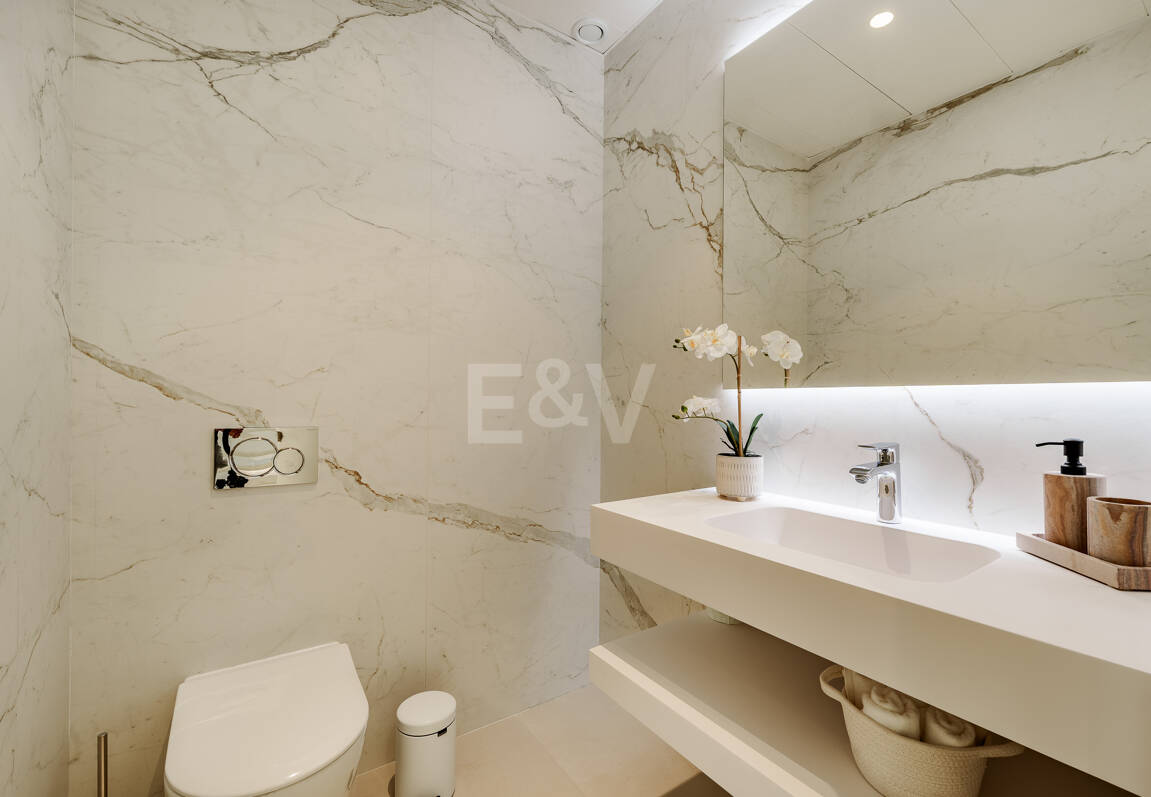 Villaähnliches Triplex mit Privatem Garten und Meerblick an Marbellas Goldener Meile