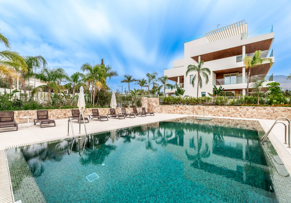 Triplex estilo Villa jardín privado y vistas al mar en la Milla de Oro de Marbella