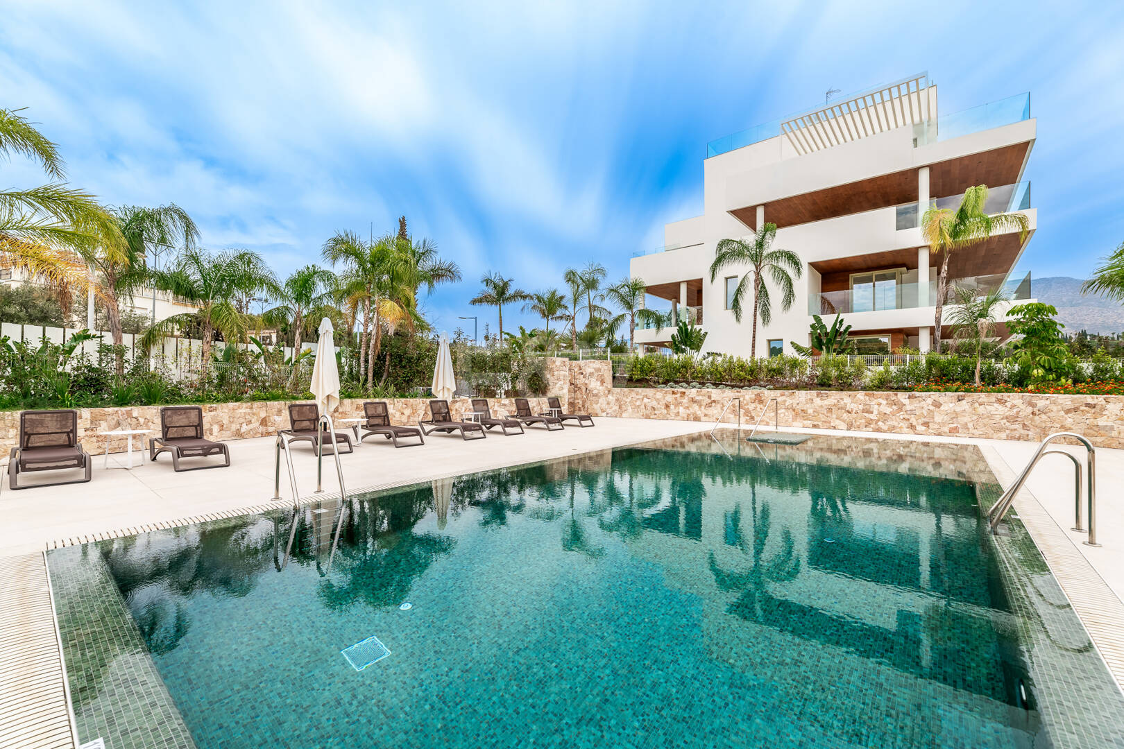 Villaähnliches Triplex mit Privatem Garten und Meerblick an Marbellas Goldener Meile