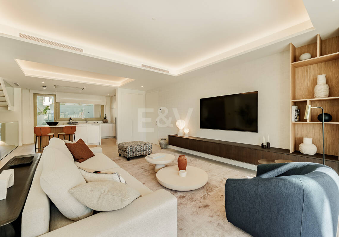 Triplex estilo Villa jardín privado y vistas al mar en la Milla de Oro de Marbella