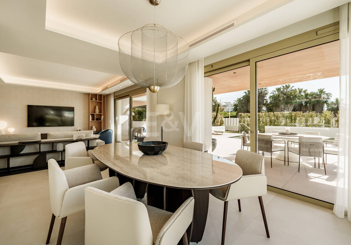 Triplex estilo Villa jardín privado y vistas al mar en la Milla de Oro de Marbella
