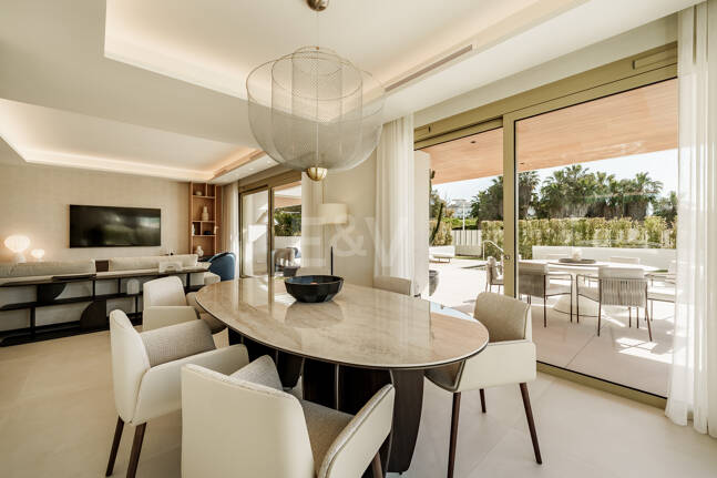 Villaähnliches Triplex mit Privatem Garten und Meerblick an Marbellas Goldener Meile