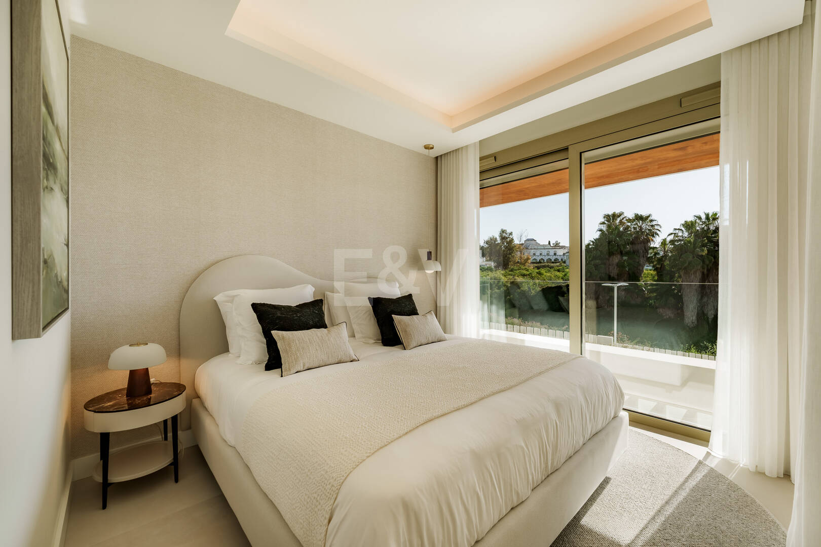 Villaähnliches Triplex mit Privatem Garten und Meerblick an Marbellas Goldener Meile