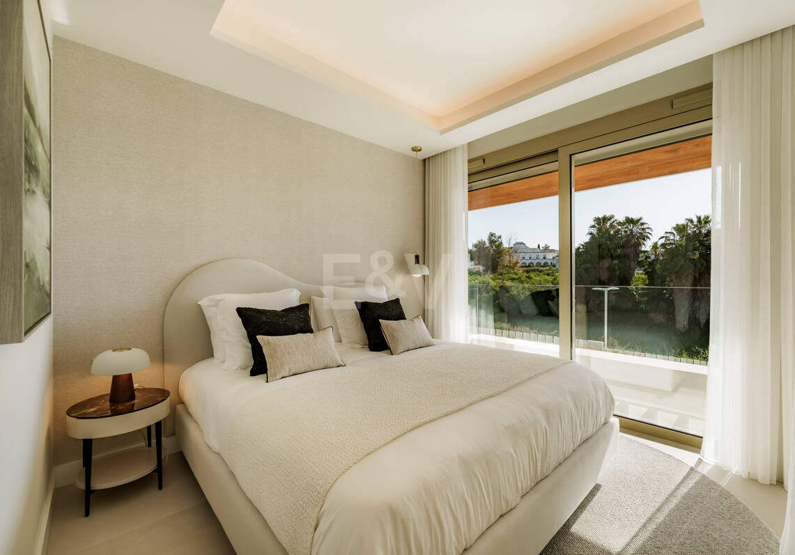 Triplex estilo Villa jardín privado y vistas al mar en la Milla de Oro de Marbella