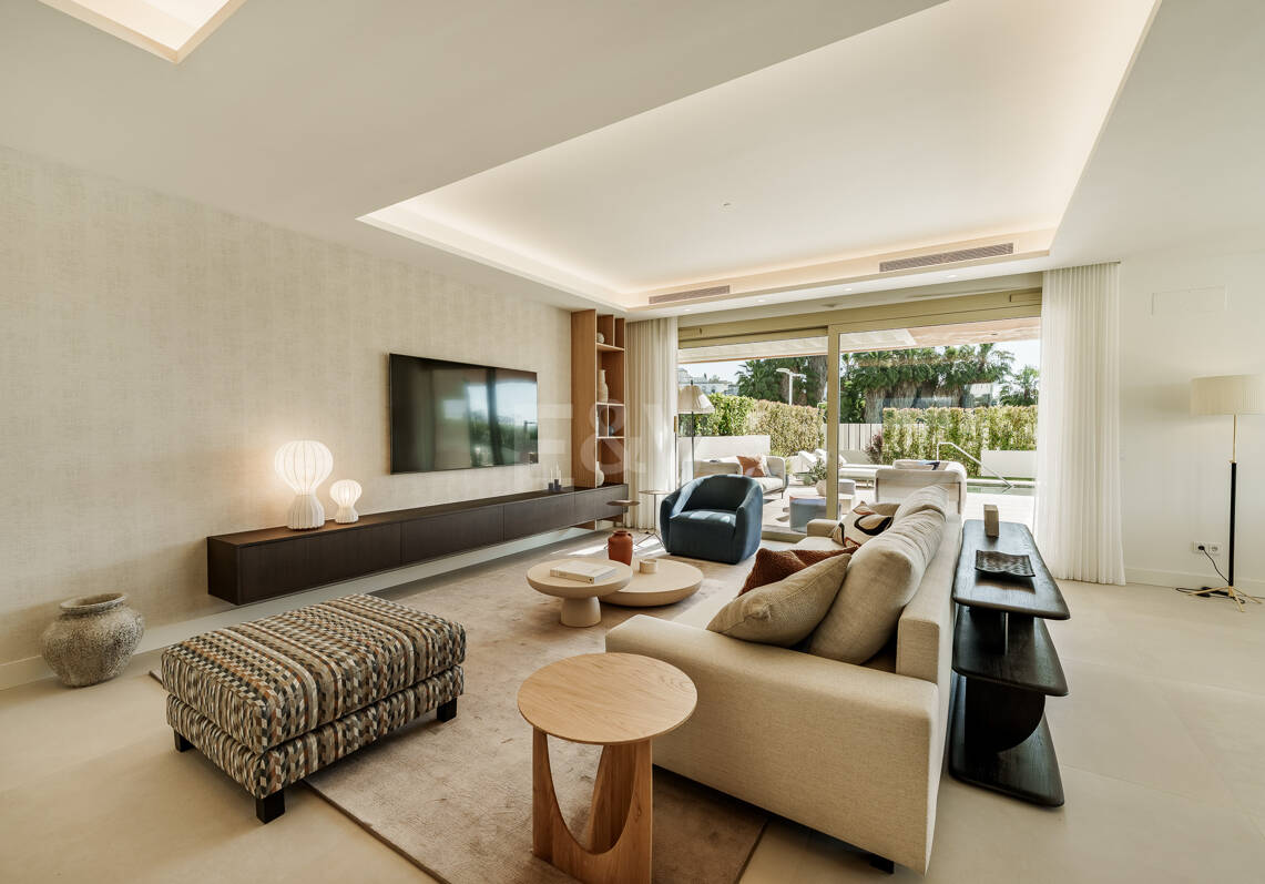 Triplex estilo Villa jardín privado y vistas al mar en la Milla de Oro de Marbella