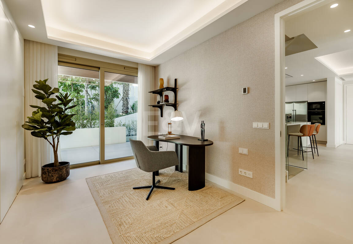 Villaähnliches Triplex mit Privatem Garten und Meerblick an Marbellas Goldener Meile