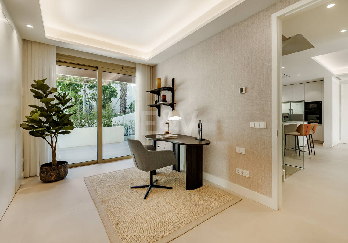 Triplex estilo Villa jardín privado y vistas al mar en la Milla de Oro de Marbella