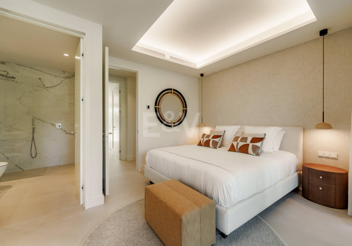 Triplex estilo Villa jardín privado y vistas al mar en la Milla de Oro de Marbella