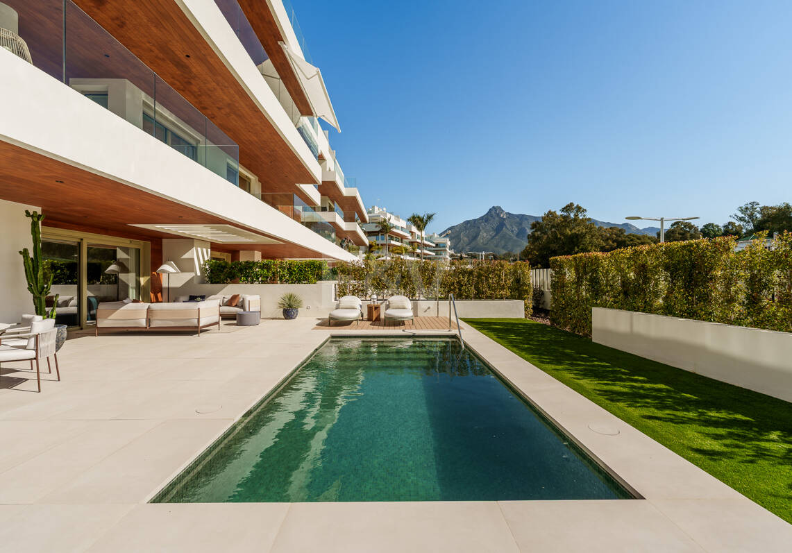 Triplex estilo Villa jardín privado y vistas al mar en la Milla de Oro de Marbella
