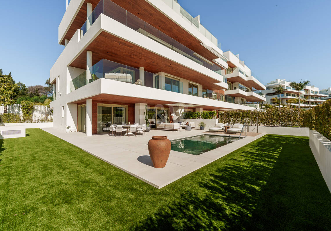 Triplex estilo Villa jardín privado y vistas al mar en la Milla de Oro de Marbella