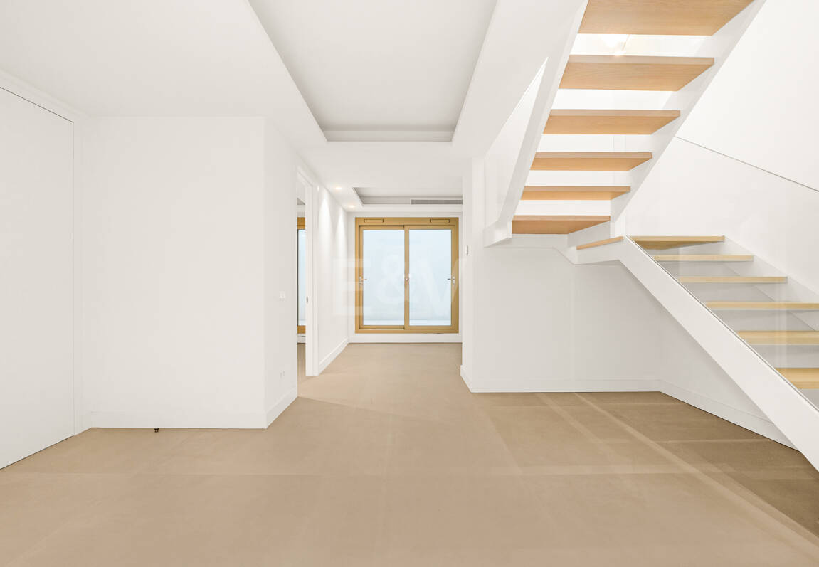 Elegante Triplex-Residenz mit Privatem Garten und Pool Nur Wenige Meter Vom Strand an der Goldenen Meile